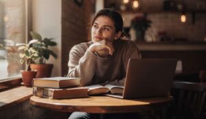 Laut Psychologie: Wer Smalltalk hasst, besitzt häufig diese 6 besonderen Denkfähigkeiten