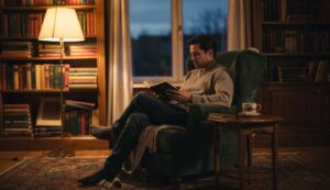 Wer abends lieber liest statt fernsieht, hat laut Studie diese 7 kognitiven Stärken